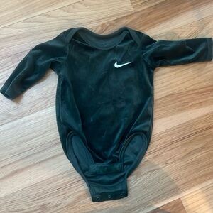 NIKE baby velvet onesie